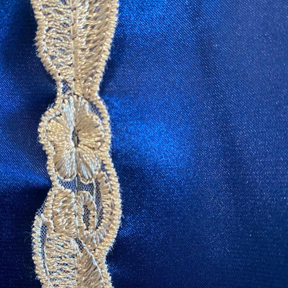 Luxurious Blue Satin Robe with Lace Accents NWOT  100% polyester feels like silk - Picture 9 of 16